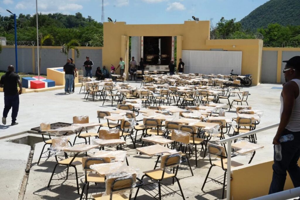 MINERD entrega mobiliario escolar al Liceo Las Yayas en Azua, próximo a ser inaugurado - Noticias de hoy en República Dominicana | De Último Minuto