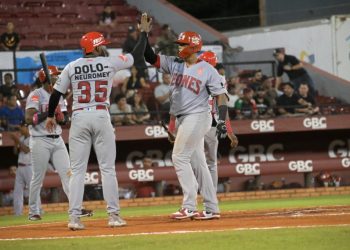 Maldonado completa nómina de refuerzos de los Leones del Escogido