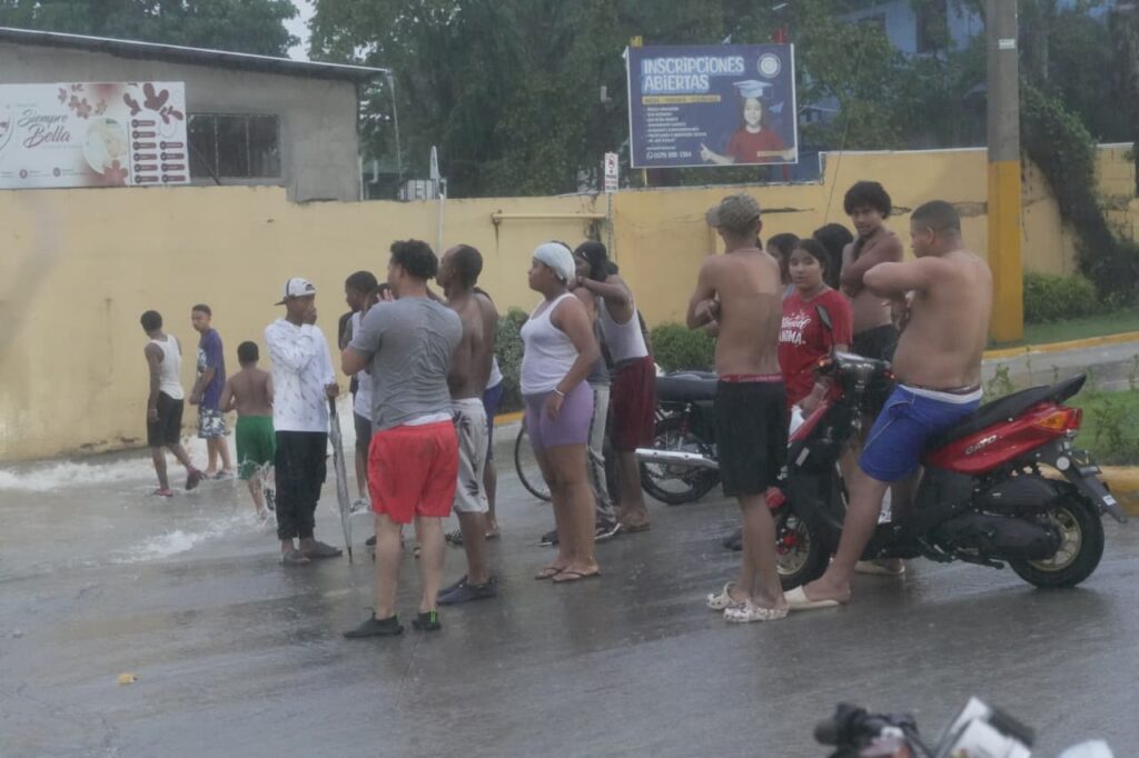 Moradores de Los Girasoles claman ayuda por las situaciones que provoca la tormenta Melissa - Noticias de hoy en República Dominicana | De Último Minuto