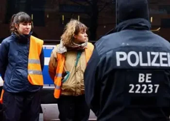 Alcaldesa alemana sobrevive a brutal ataque perpetrado por su hija adoptiva