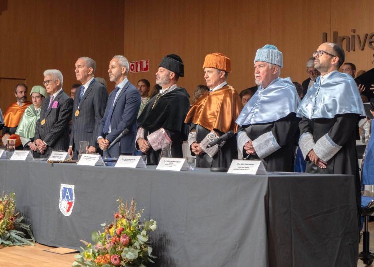 Ministro de Educación doctor Franklin García Fermín, recibe Medalla al Mérito de la Universidad Europea del Atlántico, en España
