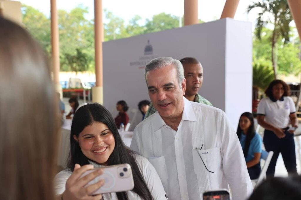 Presidente Luis Abinader se reúne con jóvenes estudiantes en la UASD-Bonao