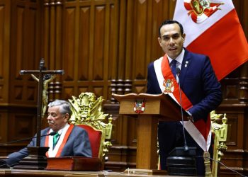 Presidente de Perú se reúne con jefes de organismos electorales a seis meses de comicios