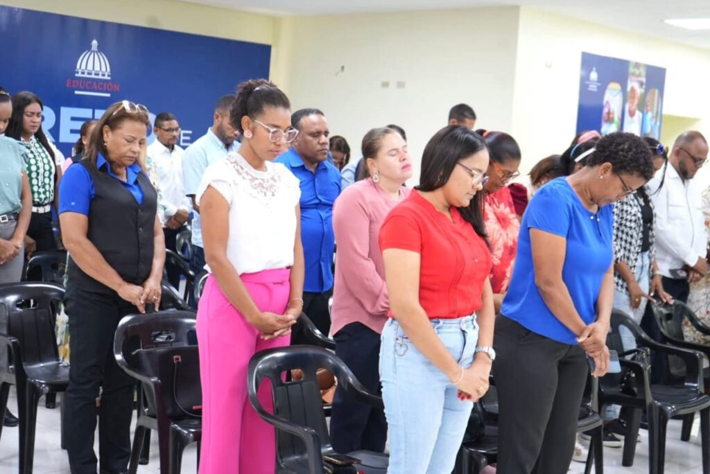Reconocen a maestros de la Regional 03 de Azua por lograr alfabetización oportuna | 2 | Reconocen a maestros de la Regional 03 de Azua por lograr alfabetización oportuna - Noticias de hoy en República Dominicana | De Último Minuto