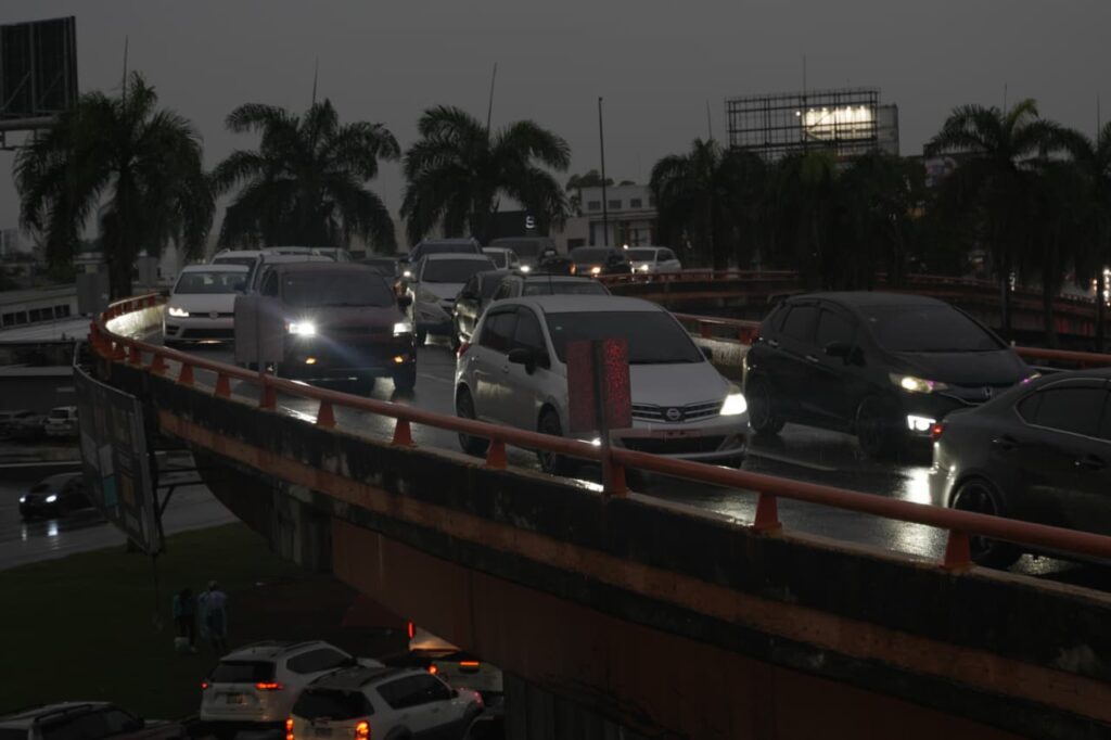 Tormenta Melissa provoca caos en el tránsito del Gran Santo Domingo - Noticias de hoy en República Dominicana | De Último Minuto