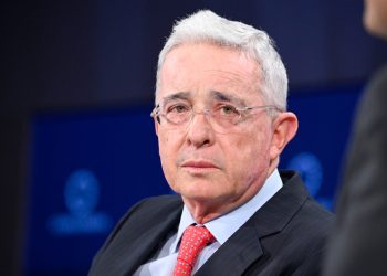 Álvaro Uribe celebra la participación de Karol G, Valentina Castro y Daniela Álvarez en el Victoria’s Secret Fashion Show 2025