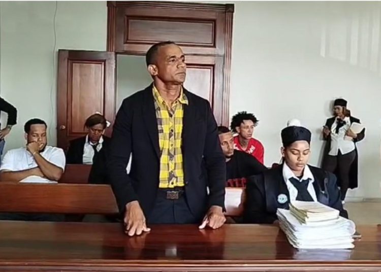 Condenan profesor a 10 años de prisión por abuso y agresión sexual a estudiantes en liceo de Santiago