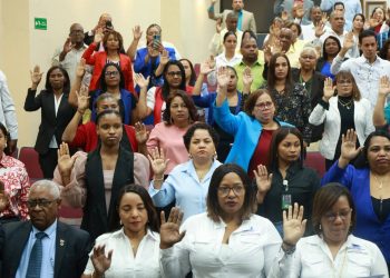 Ministerio de Educación juramenta comisiones distritales para la Evaluación del Desempeño Docente 2025