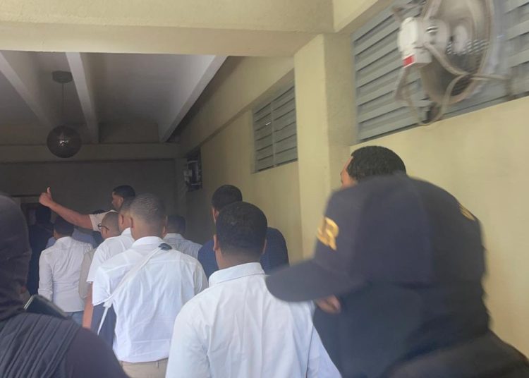 Aplazan para el 9 de octubre audiencia de coerción a 11 policías acusados de matar a cinco hombres en La Barranquita de Santiago