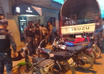 Policía ocupa decenas de motocicletas y arresta varias personas en operativos preventivos en La Victoria, SDN