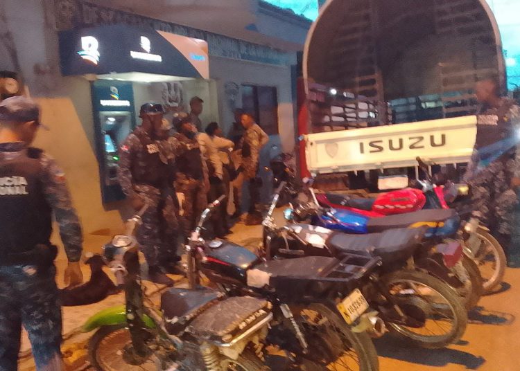 Policía ocupa decenas de motocicletas y arresta varias personas en operativos preventivos en La Victoria, SDN