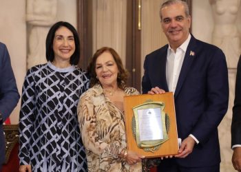 Abinader entrega premio Adulto Mayor del Año a Josefina Miniño