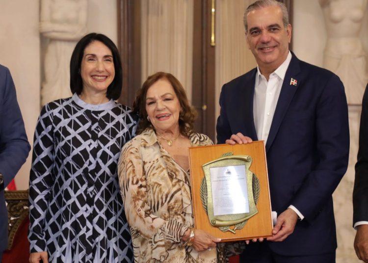 Abinader entrega premio Adulto Mayor del Año a Josefina Miniño