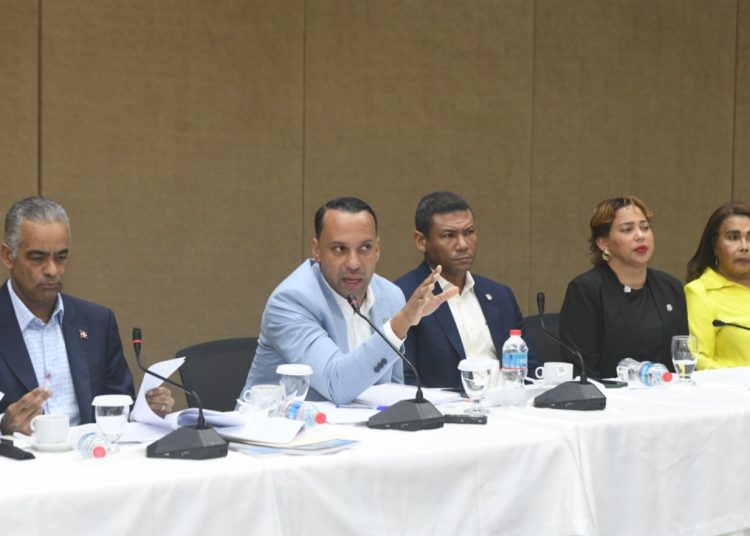 Diputados y ministro de Energía afinan detalles del proyecto de Eficiencia Energética