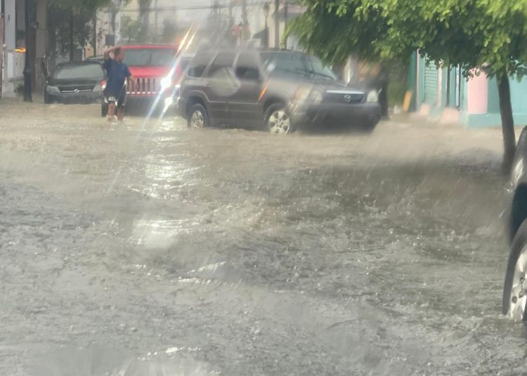 Lluvias torrenciales provocan inundaciones en calles céntricas de Santiago y reavivan reclamos ciudadanos.