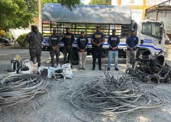 Policía Nacional ocupa gran cantidad de alambres de alta tensión y chasis de motocicletas en allanamientos en La Vega