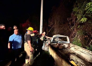Hombre muere calcinado tras chocar con poste de luz en la autopista Joaquín Balaguer, Santiago