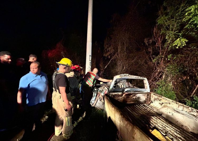 Hombre muere calcinado tras chocar con poste de luz en la autopista Joaquín Balaguer, Santiago