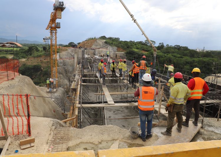 Administrador de EGEHID supervisa construcción presa Boca de los Ríos