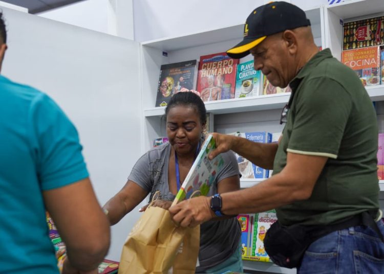 Entusiasmo y gran asistencia marcan este domingo el cierre de la Feria del Libro 2025