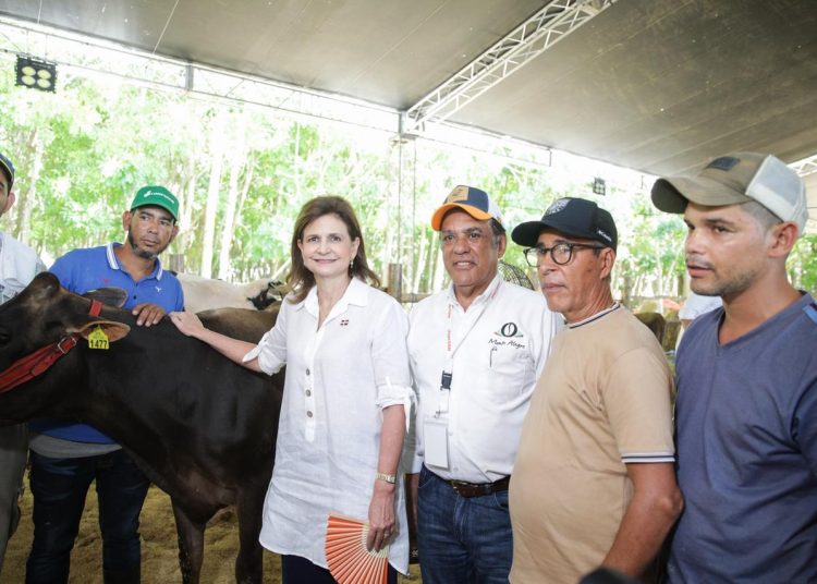 Raquel Peña recorre Expo Cibao en apoyo a emprendedores locales y marcas nacionales