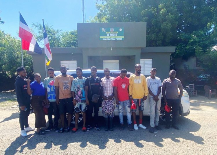 En Dajabón interceptan dos vehículos con 21 migrantes haitianos indocumentados