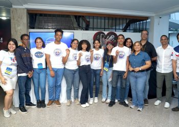 Estudiantes del sector público ganan todas las categorías del NASA Space Apps Challenge 2025 en Santiago