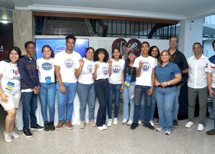 Estudiantes del sector público ganan todas las categorías del NASA Space Apps Challenge 2025 en Santiago