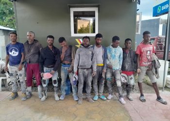 Ejército detiene haitianos indocumentados escondidos dentro de tanques en un camión en San Juan de la Maguana