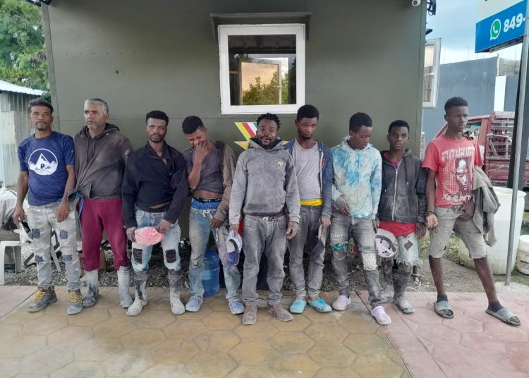 Ejército detiene haitianos indocumentados escondidos dentro de tanques en un camión en San Juan de la Maguana