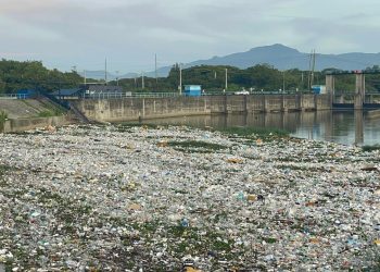 Río Yaque del Norte, atrapado por los desechos plásticos tras paralización de barrera flotante