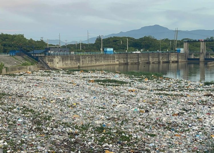 Río Yaque del Norte, atrapado por los desechos plásticos tras paralización de barrera flotante