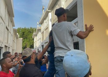 Sepultan en Santiago al hombre hallado muerto tras su esposa recibir dinero anónimo para comprar el ataúd