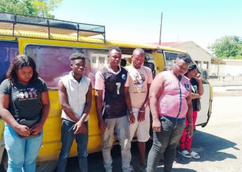 Detienen a nacional haitiano que transportaba extranjeros en condición migratoria irregular en una miniván en Dajabón