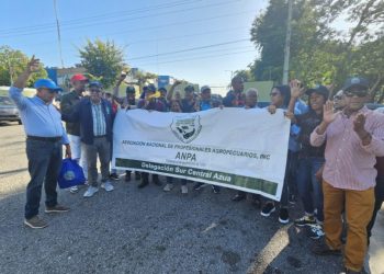 Agrónomos protestan frente al Ministerio de Agricultura en reclamo de pensiones y mejoras salariales