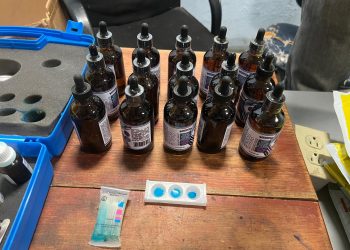 Ocupan 15 frascos de gotas para el pelo llenos de cocaína liquida