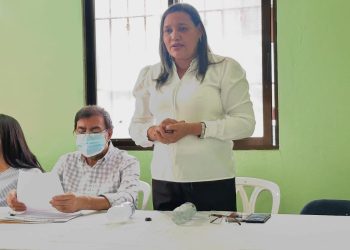 Autoridades entregan cheques a damnificados por la presa de Monte Grande