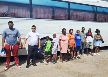 Detienen conductor y cobrador de minibús transportando ocho indocumentados en Dajabón