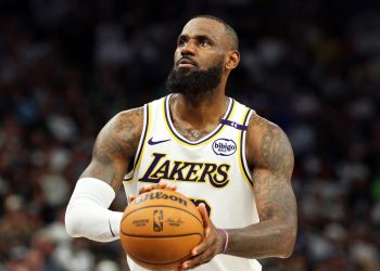 LeBron James se perderá el arranque de la NBA por ciática