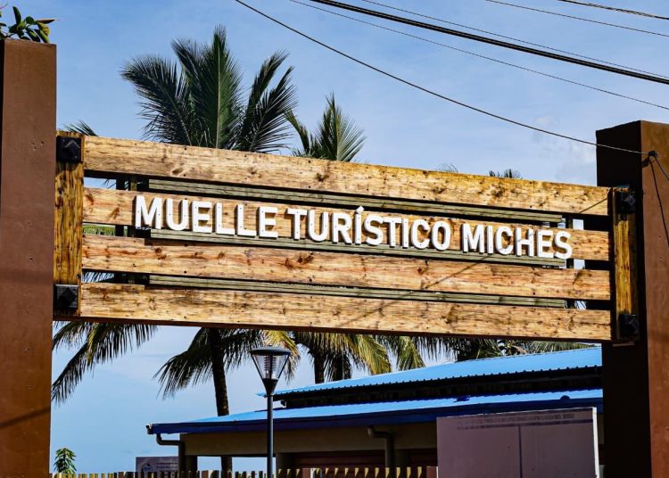 Residentes de Miches celebran la reinauguración del muelle turístico
