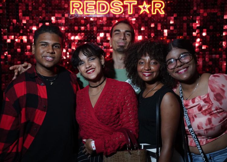 Fanáticos de Adri Torrón llegan a Chao Teatro para acompañarla en su primer concierto