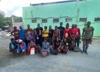 En operativo del Ejército fueron detenidos tres vehículos con 36 haitianos indocumentados en Valverde
