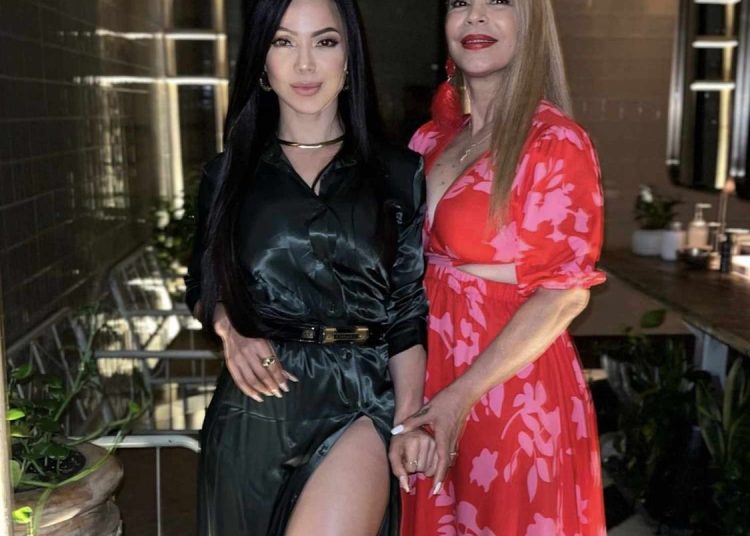 Madre de La Materialista sale en defensa de su hija tras comentario de Raphy Pina