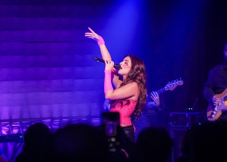 Adri Torrón brindó una velada cargada de ritmo y euforia en su primer concierto en Chao Teatro