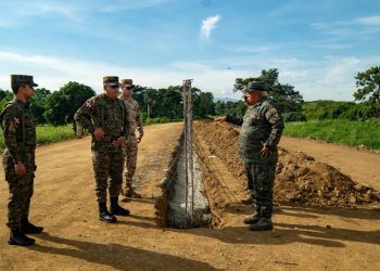 Ministro de Defensa sostiene reunión de alto nivel con directivos de CODEVI y supervisa avances de la verja perimetral fronteriza en Dajabón