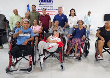 Nelson Cruz entrega en Montecristi sillas de rueda donadas por Wheelchair Foundation y Cruz Jiminián
