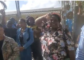 Conflicto paraliza docencia en escuela de Batey Verde; meten candado a las puertas