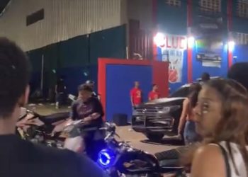 Policía dispersa con bombas lacrimógenas a fanáticos y deportistas durante celebración de campeonato en Santiago