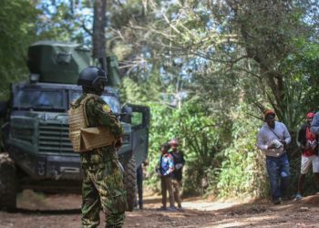 Matan a un policía con arco y flechas frente a la sede presidencial de Kenia