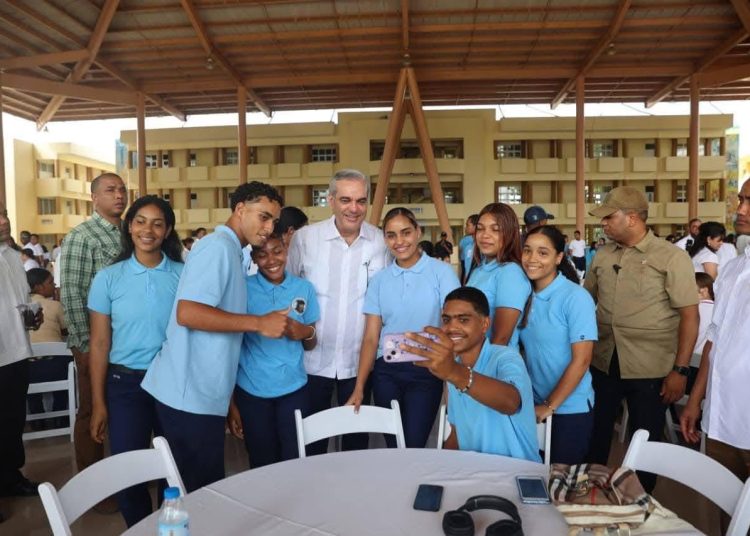 Presidente Luis Abinader se reúne con jóvenes estudiantes en la UASD-Bonao